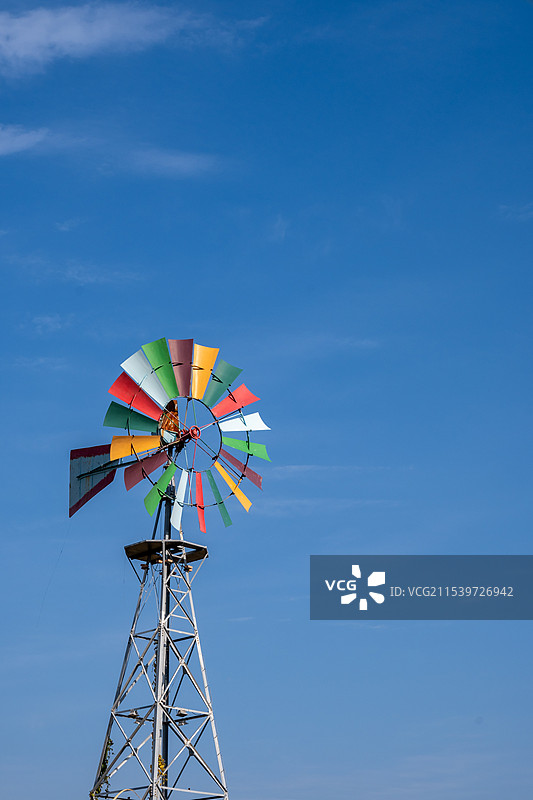 蓝天下缤纷的风车图片素材