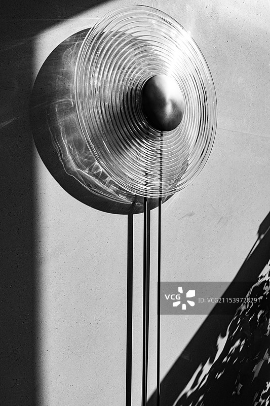 中国房地产城市健康生活拍摄主题，住宅内部环境墙壁上悬挂的圆形艺术品装饰物室内无人图像摄影图片素材