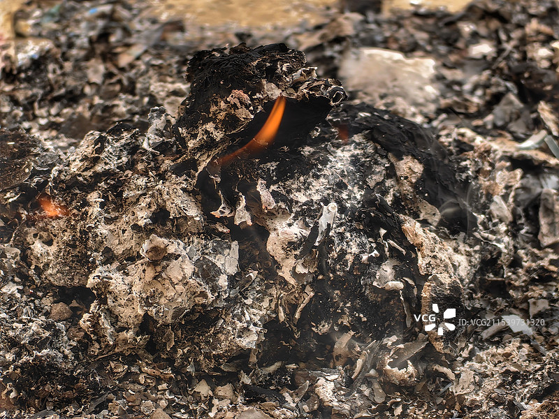 火苗木炭灰烬图片素材