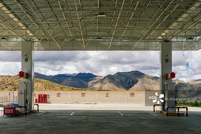 西藏沿途的加油站图片素材