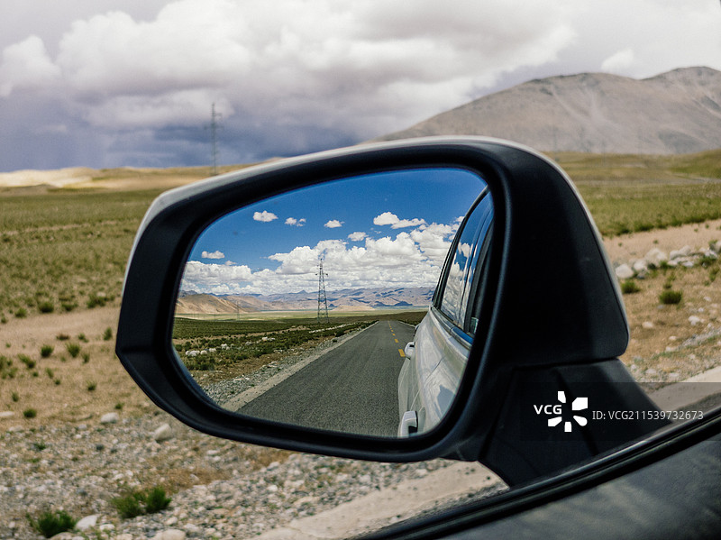 后视镜里广阔的风光图片素材