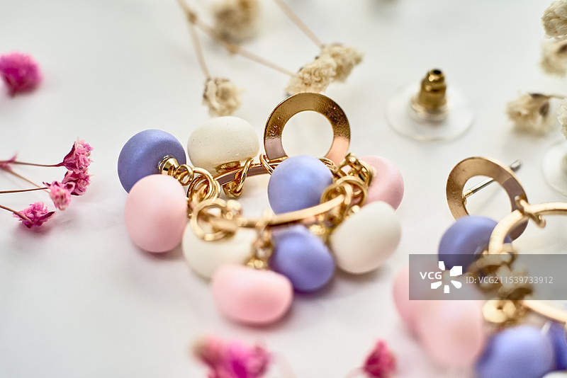 白色背景下的韩式珠宝首饰耳坠耳钉的特写图片素材