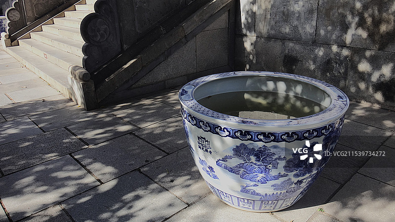 武汉归元寺内台阶旁的一个青花瓷大水缸图片素材