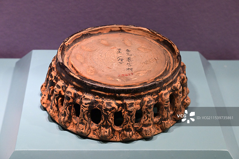 安徽“文房四宝”文物——《赭釉多足砚》，隋，安徽博物院 藏图片素材