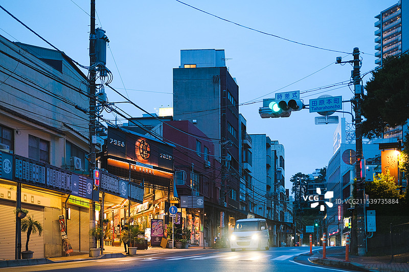 夜晚的日本静冈县热海市城市街道商店街图片素材
