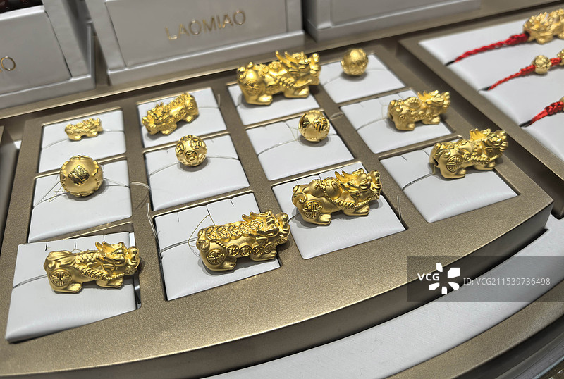 蛇年贺岁金饰火爆迎新年黄金零售消费热潮图片素材