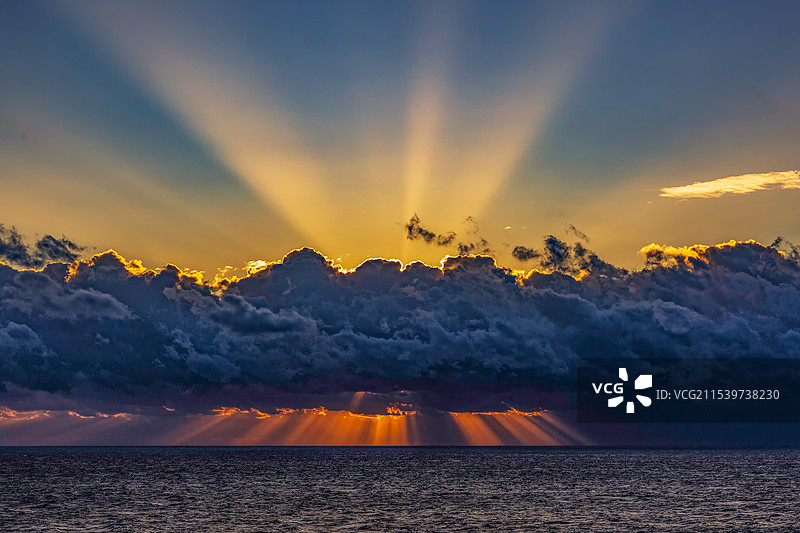 海上日出光影图片素材