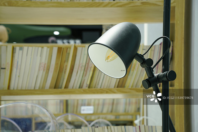 图书馆里的桌子和灯图片素材