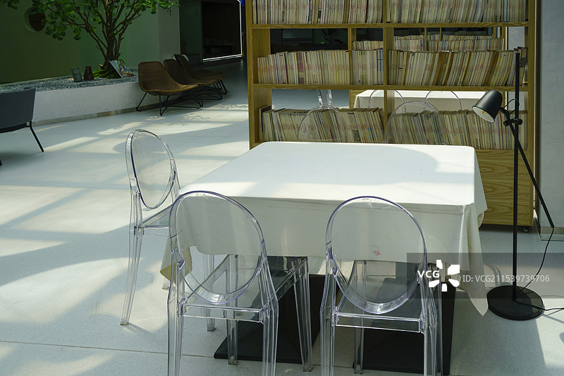 图书馆里的桌子图片素材