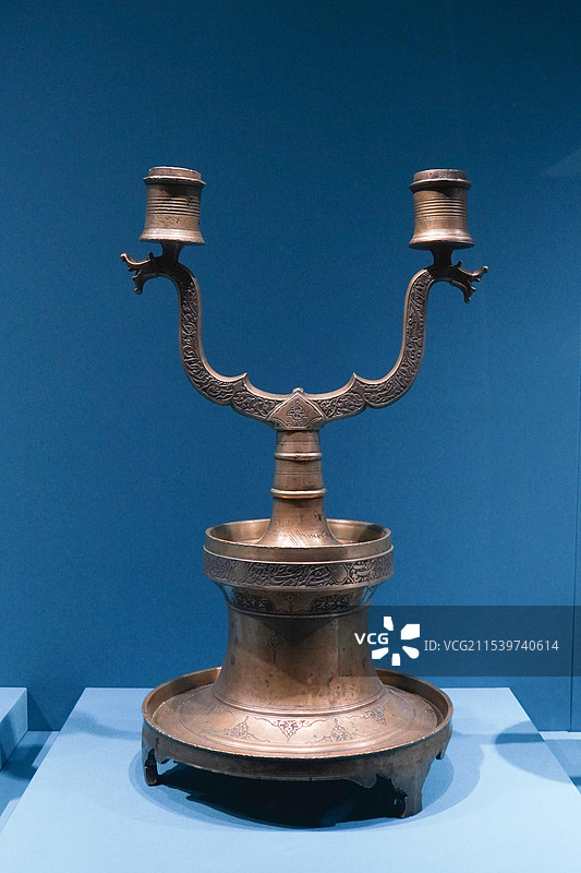 萨非王朝公元16-17世纪双头黄铜烛台图片素材