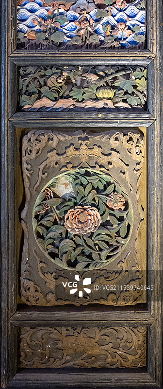 云南大理巍山等觉寺太阳宫内明代木雕六扇屏风图片素材