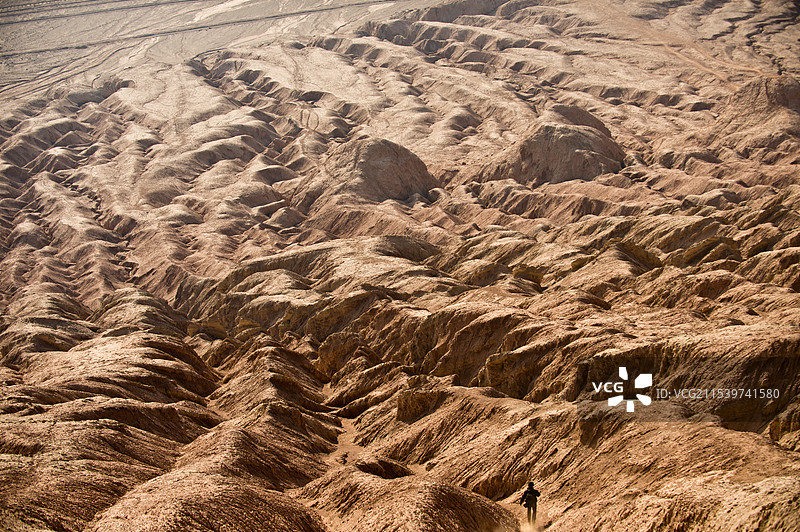 攀爬新疆的火焰山图片素材