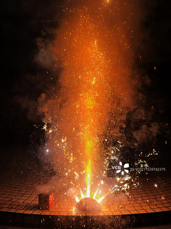 烟花爆竹中告别2024，迎接2025，内和家兴，外顺事成，幸福满屏，一切刚刚好！图片素材