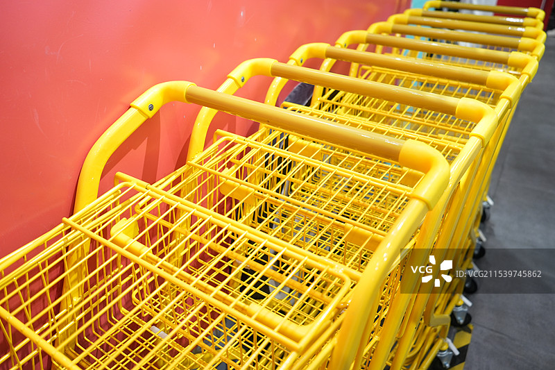 一排商场的黄色购物车图片素材