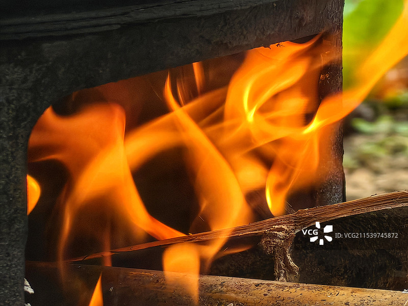 生火柴火燃烧的火焰特写图片素材