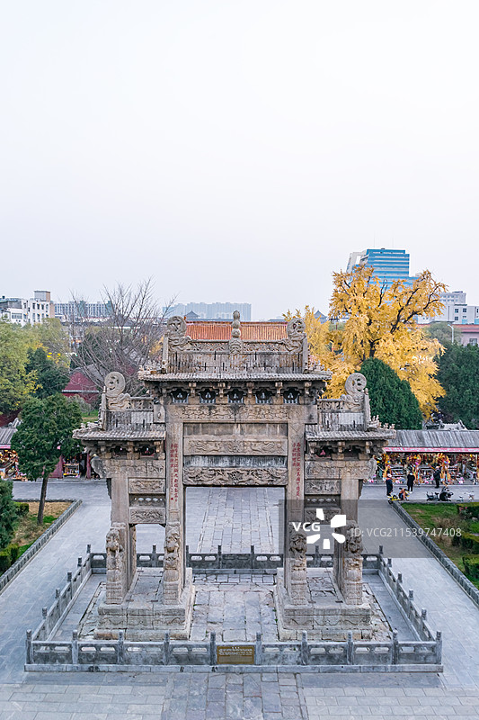 中国非都市风光拍摄主题，山东省泰安市国内著名景点泰山风景区，岱庙行宫城门门口的岱庙坊牌坊图片素材