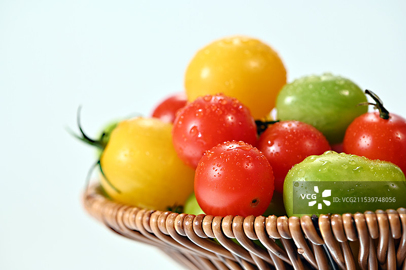 爆浆多汁鲜嫩可口多彩小番茄特写图片素材