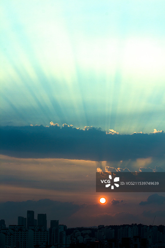 落日夕阳里的希望之光图片素材