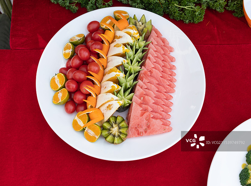 精美摆盘的水果拼盘美食图片素材