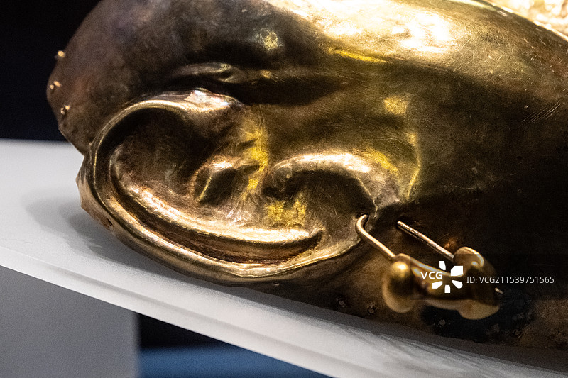 辽宁沈阳博物馆康平县张家窑林场出土辽代金面具覆面图片素材