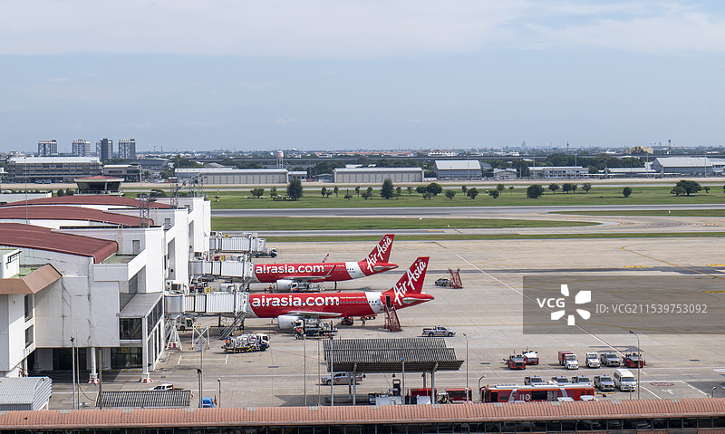 机场飞机降落飞机特写飞机在机场待机图片素材