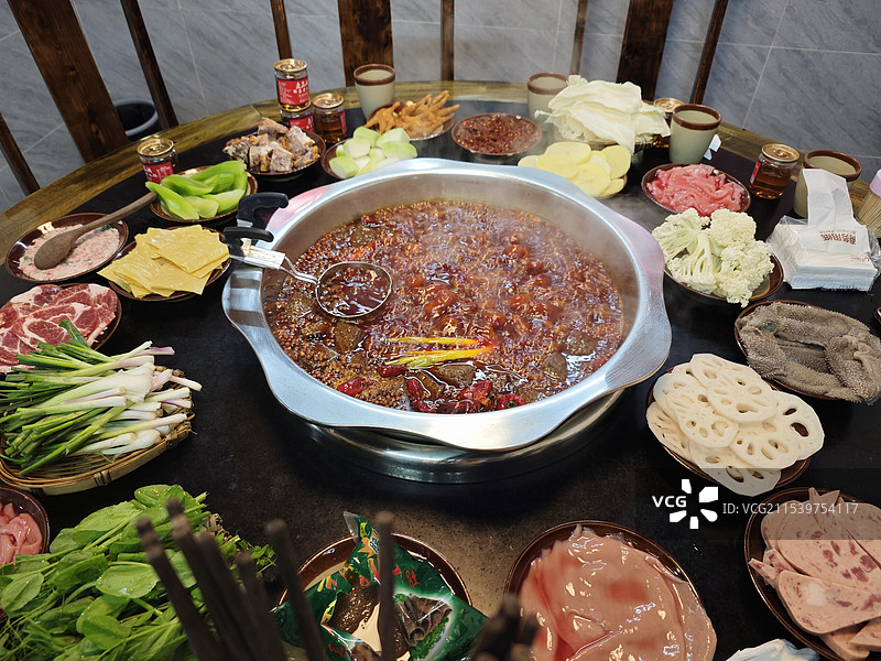 餐桌上待开吃的火锅图片素材