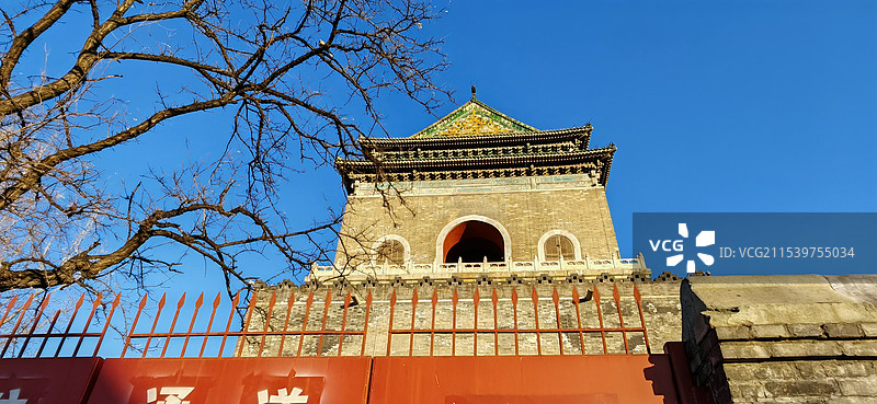 鼓楼，周边车水马龙，游客真是太多啦！到处是拍照打卡的年轻人图片素材