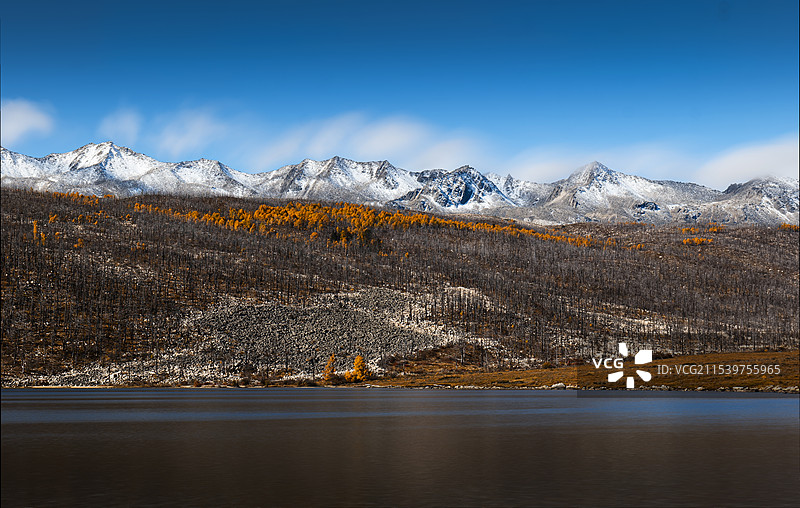 贡嘎雪山的背面图片素材