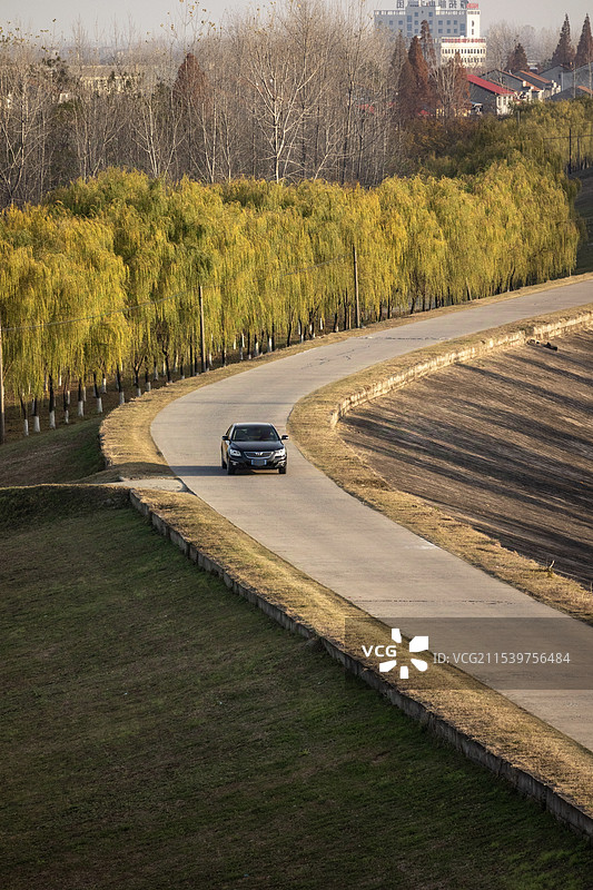 长江堤上的汽车广告图图片素材