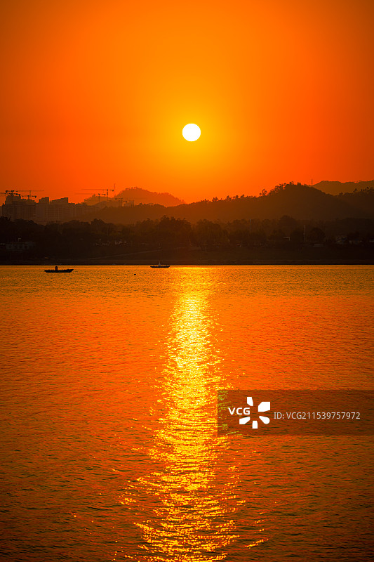 湘江落日竖版图片素材