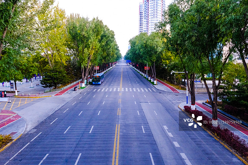 中国青海西宁，青海藏文文化博物馆，青海藏医药文化博物馆，建筑，建筑外部，西宁城市风光，青藏高原自然博图片素材