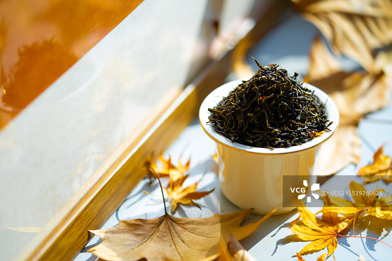 东方树叶中国茶叶的特写与茉莉花茶图片素材