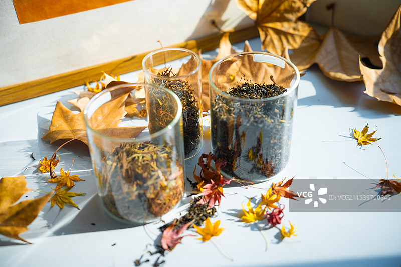 东方树叶中国茶叶的特写与茉莉花茶图片素材