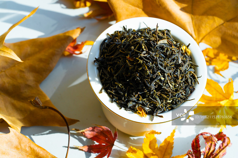 东方树叶中国茶叶的特写与茉莉花茶图片素材