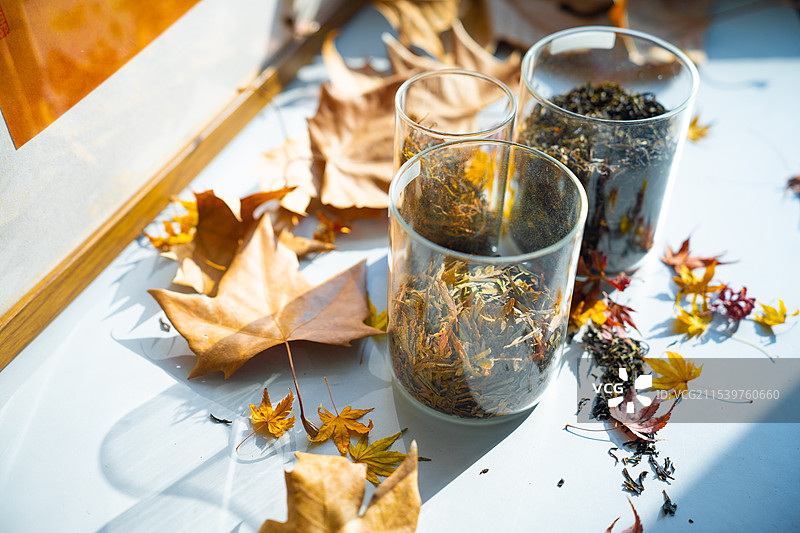 东方树叶中国茶叶的特写与茉莉花茶图片素材