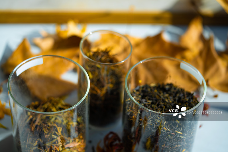 东方树叶中国茶叶的特写与茉莉花茶图片素材