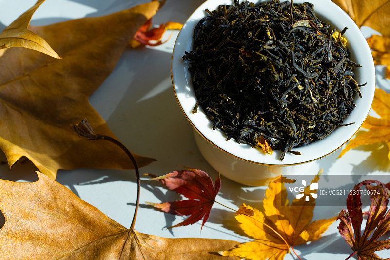 东方树叶中国茶叶的特写与茉莉花茶图片素材