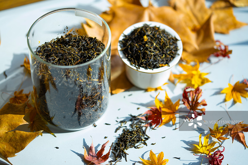 东方树叶中国茶叶的特写与茉莉花茶图片素材