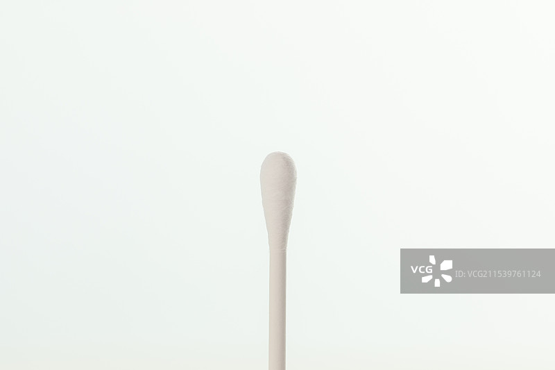 白色背景上的棉签特写镜头图片素材