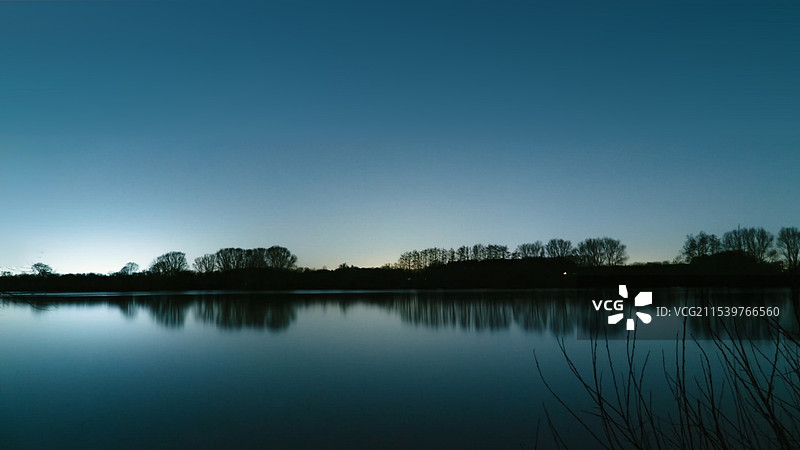 北欧挪威静谧的湖图片素材