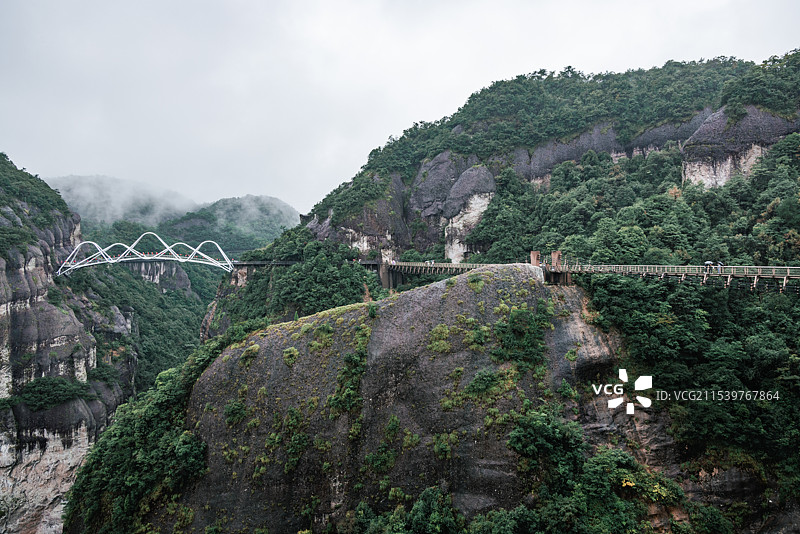浙江台州神仙居卧龙桥横跨山间图片素材