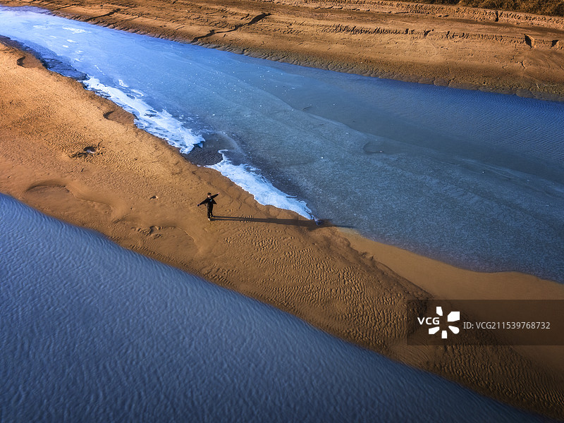 黄河江畔的仰望图片素材