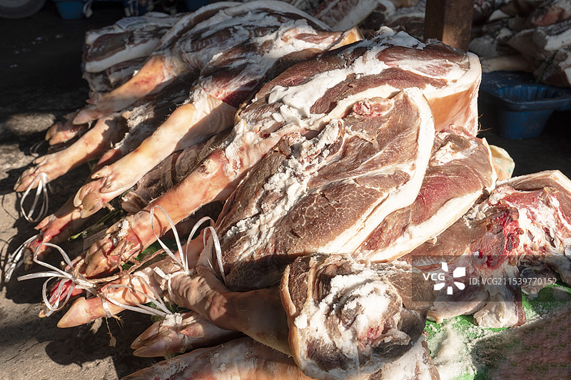 新鲜猪肉，杀年猪后盐腌制做腊肉图片素材