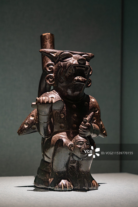 秘鲁古代陶器蝙蝠形黑陶瓶图片素材
