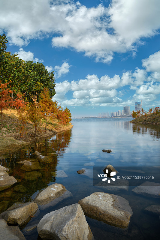 秋日湖畔城市风光图片素材