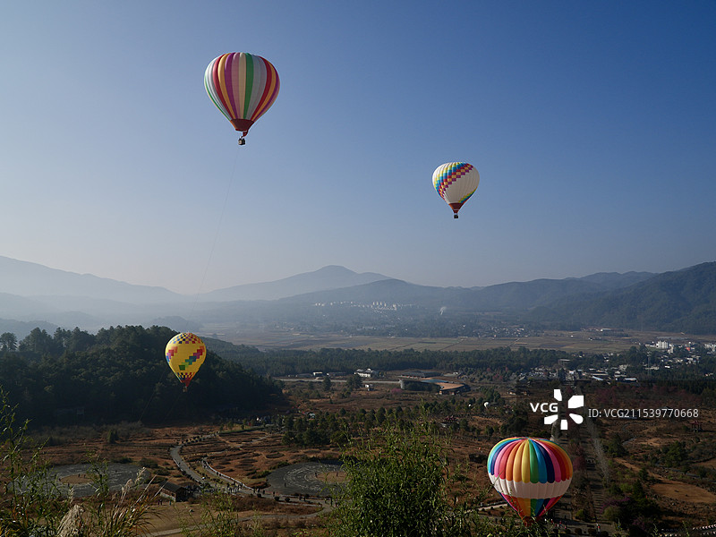 腾冲火山之巅，热气球悠游云端，梦开始的地方！图片素材