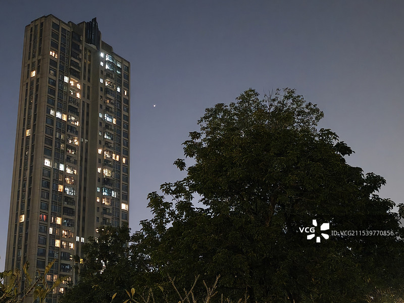 夜晚的天空这是在佛山顺德花卉世界附近拍的小区夜景一角，夜晚的天空湛蓝湛蓝。图片素材