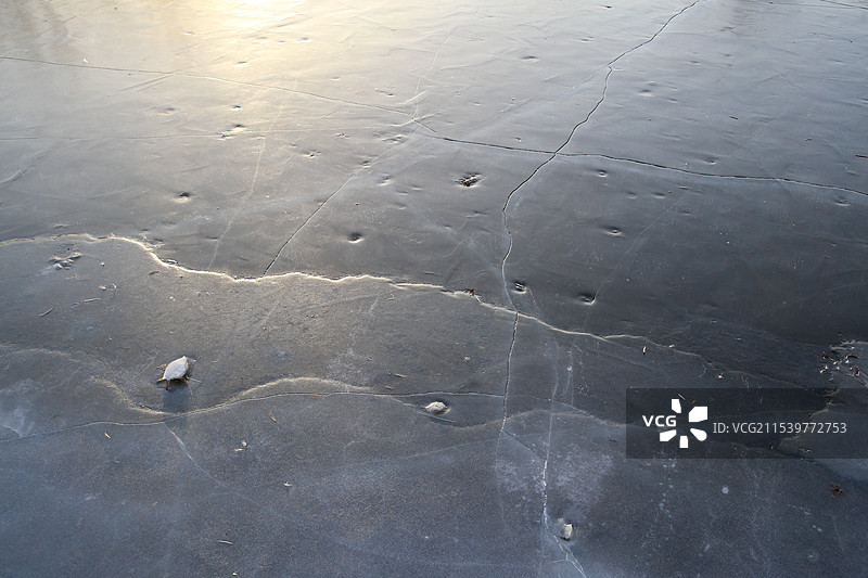 结冰的湖面，冬天的沈阳细河幽谷公园图片素材