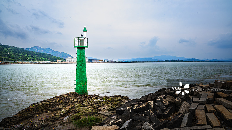 漳州海门岛上面的风光和一处绿色的灯塔图片素材