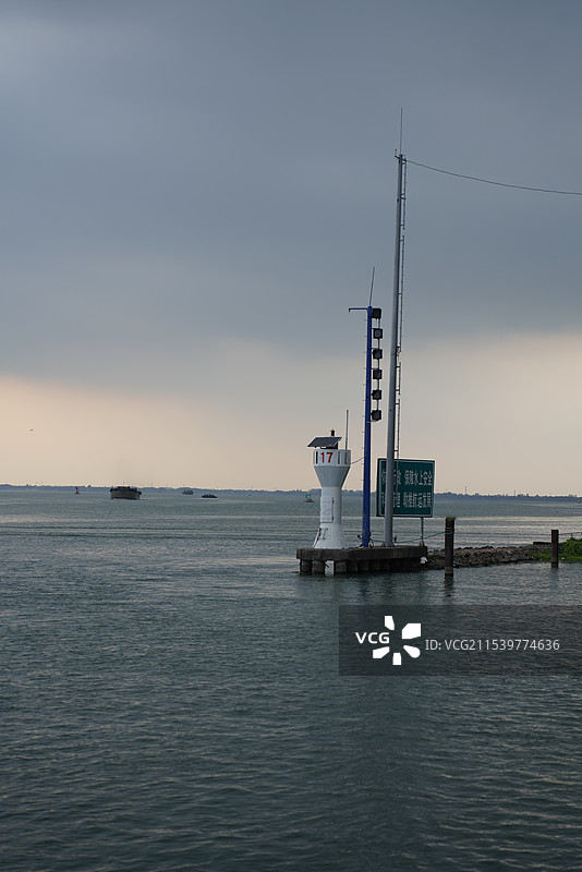 淀山湖畔的灯塔与海岸线日出晨曦图片素材